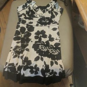 Like New Floral dress w/ ruffle accent